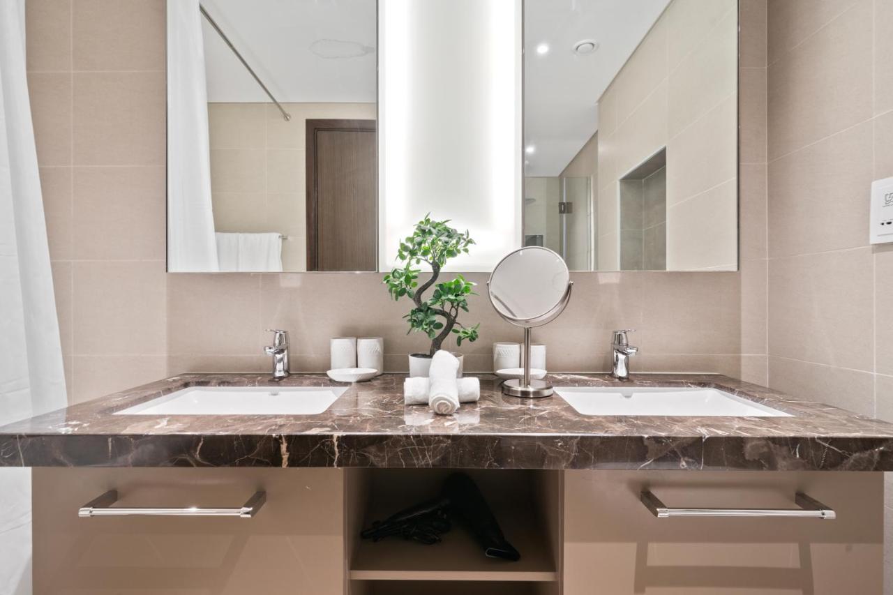Breathtaking City Views From Dt Apt With Terrace ดูไบ ภายนอก รูปภาพ